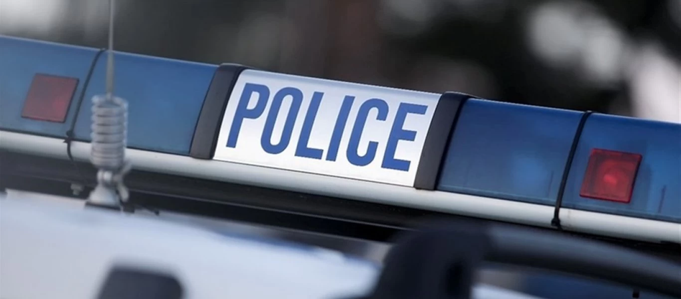 Καμένα Βούρλα: Ανήλικοι αλλοδαποί πετούσαν πράγματα έξω από το ξενοδοχείο που διέμεναν (βίντεο)